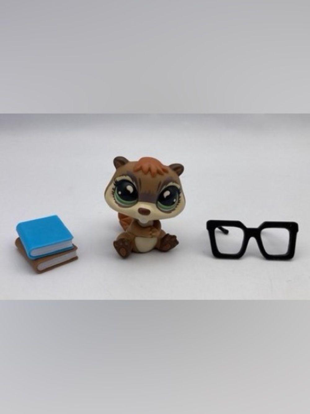 Littlest Pet Shop Beaver #417 Series 5 G7 with 2 Accessories ( Glasses & Books )